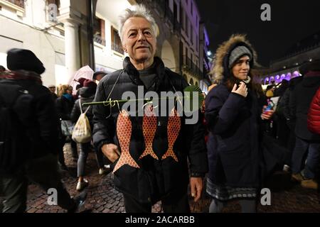 * NO CREDIT * Demonstration - Sardines in Piazza delle Erbe in Padua - Slogan against racism and the policies of the League, the anthem of Mameli and Bella Ciao are sung Thousands of sardines in the square also in Padua 01/12/2019 Padua P. zza Delle Erbe Stock Photo