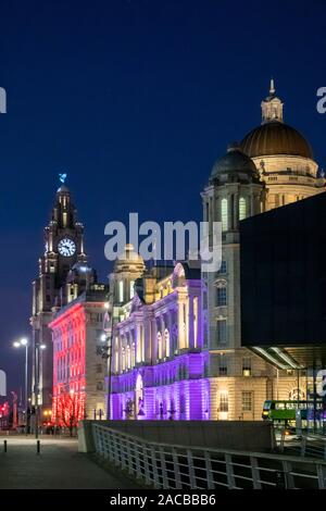 The Three Graces at night in Liverpool Stock Photo