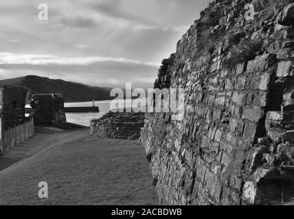 Black and White: Aberystwyth Stone Jetty and Allt-Wen hill taken from the town castle built by Edward I in 1277 Stock Photo