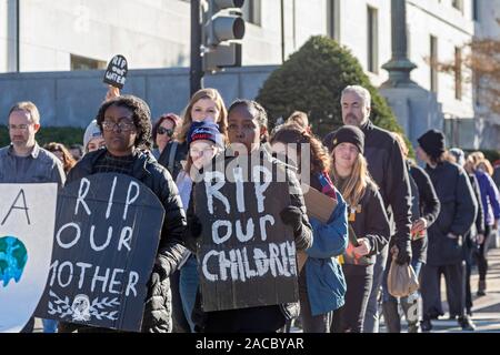 Washington, DC - Young activists held a 'Funeral for Future' on Capitol Hill to demand that governments address the crisis of climate change. It was p Stock Photo