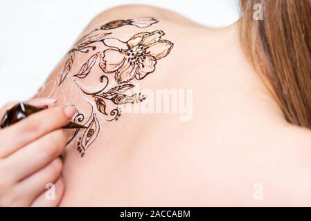 10 Henna Designs You Can Rock All Year Long - Brit + Co