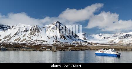 Ny Alesund, the world's most northerly inhabited settlement at latitude 78.55N, on the shoreline of the Kongsfjorden (King's Bay), Spitsbergen. Stock Photo