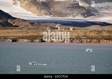 Ny Alesund, the world's most northerly inhabited settlement at latitude 78.55N, on the shoreline of the Kongsfjorden (King's Bay), Spitsbergen. Stock Photo