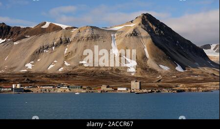 Ny Alesund, the world's most northerly inhabited settlement at latitude 78.55N, on the shoreline of the Kongsfjorden (King's Bay), Spitsbergen. Stock Photo