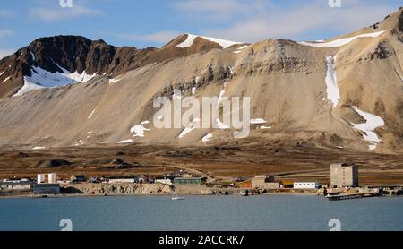 Ny Alesund, the world's most northerly inhabited settlement at latitude 78.55N, on the shoreline of the Kongsfjorden (King's Bay), Spitsbergen. Stock Photo