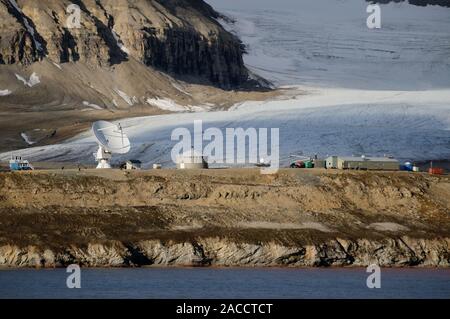 Ny Alesund, the world's most northerly inhabited settlement at latitude 78.55N, on the shoreline of the Kongsfjorden (King's Bay), Spitsbergen. Stock Photo