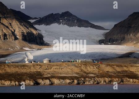 Ny Alesund, the world's most northerly inhabited settlement at latitude 78.55N, on the shoreline of the Kongsfjorden (King's Bay), Spitsbergen. Stock Photo