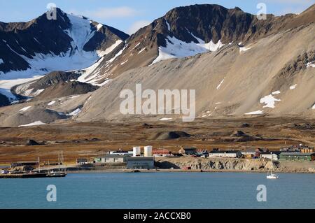 Ny Alesund, the world's most northerly inhabited settlement at latitude 78.55N, on the shoreline of the Kongsfjorden (King's Bay), Spitsbergen. Stock Photo