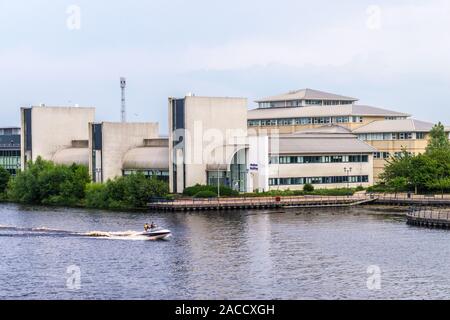 Motor-boat on the River Tees, Wolfson Institute of the Queen's Campus of Durham University, Stockton-on Tees, County Durham, England Stock Photo