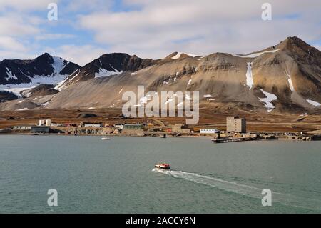 Ny Alesund, the world's most northerly inhabited settlement at latitude 78.55N, on the shoreline of the Kongsfjorden (King's Bay), Spitsbergen. Stock Photo