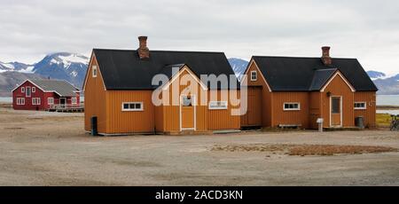 Houses on the shore of Kongsfjorden at Ny Alesund, the world's most northerly inhabited settlement. Stock Photo