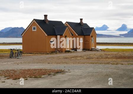 Houses on the shore of Kongsfjorden at Ny Alesund, the world's most northerly inhabited settlement. Stock Photo