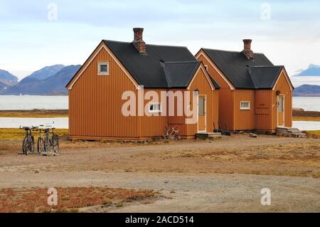 Houses on the shore of Kongsfjorden at Ny Alesund, the world's most northerly inhabited settlement. Stock Photo