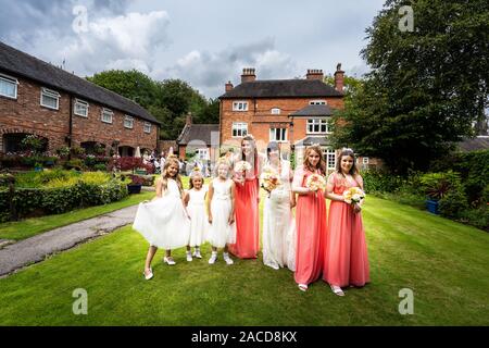 Bride, Groom and wedding guests pose for picture outside at the Manor hotel, B&B in Cheadle, Stoke on Trent, Staffordshire, Wedding day Stock Photo