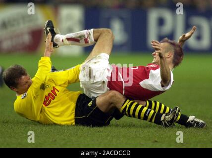 Westfalestadion Dortmund Germany 30.10.2002, Football: Champions League season 2002/03, Borussia Dortmund (BVB, yellow) vs Arsenal FC (ARS, red) 2:1; Fredrik LJUNDBERG (ARS)Stefan REUTER (BVB) Stock Photo