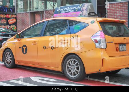 New York November 28 2019: Yellow Taxi in New York, NY, USA. - Image Stock Photo