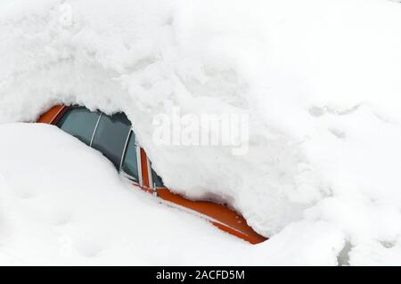 Car covered by snow. Photographed in Steamboat Springs, Colorado, USA, on 22nd February, 2006. 2006 was one of northwest Colorado's snowiest seasons e Stock Photo