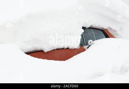 Car covered by snow. Photographed in Steamboat Springs, Colorado, USA, on 22nd February, 2006. 2006 was one of northwest Colorado's snowiest seasons e Stock Photo
