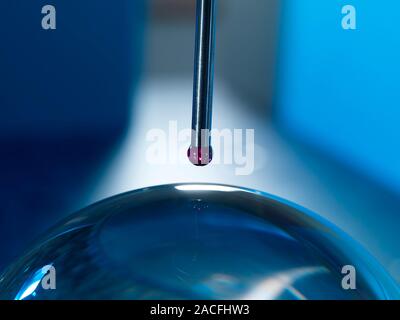 3D measurement machine probe. Close-up of the probe head of a coordinate measurement machine measuring the dimensions of a sphere (bottom). Machines l Stock Photo