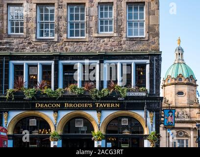 Deacon Brodie's Tavern pub & Bank of Scotland dome, Royal Mile, Edinburgh, Scotland, UK Stock Photo