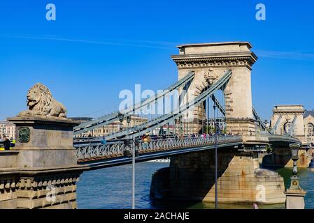 Széchenyi Chain Bridge across the River Danube connecting Buda and Pest, Budapest, Hungary Stock Photo