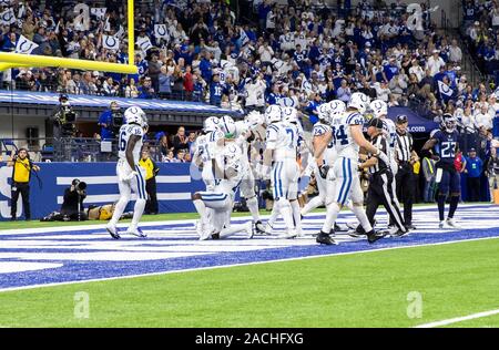 Green Bay Packers vs. Tennessee Titans. NFL Game. American Football League  match. Silhouette of professional player celebrate touch down. Screen in ba  Stock Photo - Alamy