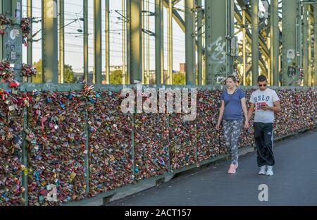 Liebesschlösser, Hohenzollernbrücke, Köln, Nordrhein-Westfalen, Deutschland Stock Photo