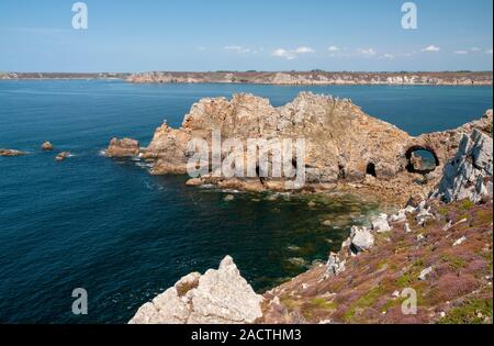 Iroise sea, natural arch and ruins of castle at Pointe de Dinan, Armorique Regional National Park, Crozon peninsula, Finistere (29), Brittany, France Stock Photo