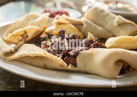 Tibs and injera served at a siga bet (a combined butcher and restaurant) in Addis Ababa, Ethiopia Stock Photo