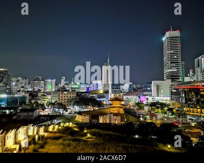 Dongdaemun gate and the ancient city walls during nightfall, Seoul, South Korea Stock Photo