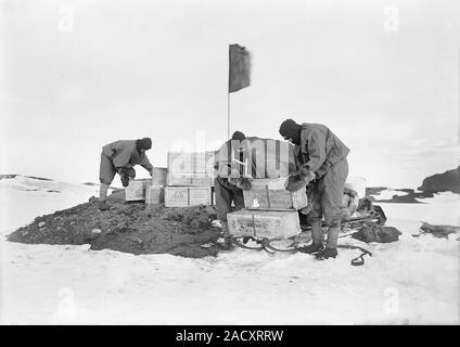 Terra Nova Antarctic depot laying. Expedition members unloading supplies for a depot on 8 February 1911 during the British Antarctic Expedition (1910- Stock Photo