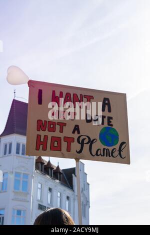 sign that says 'I want a hot date not a hot planet' in order to protest against current politics regarding the global climate change crisis Stock Photo