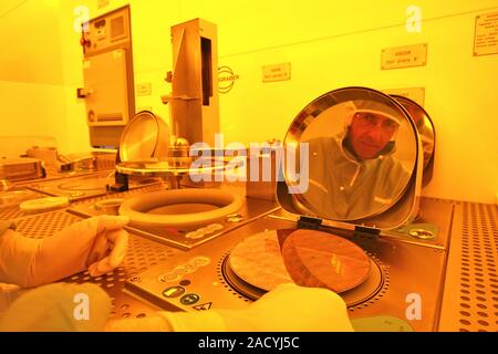 Nanotechnology Centre, IBM research. German physicist Roland Germann (Manager Nanocenter Operations), with a silicon wafer, in a clean room at the Nan Stock Photo