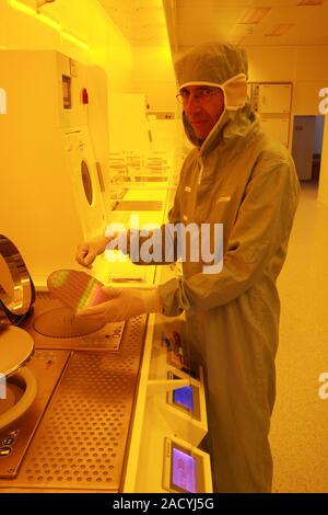 Nanotechnology Centre, IBM research. German physicist Roland Germann (Manager Nanocenter Operations), with a silicon wafer, in a clean room at the Nan Stock Photo