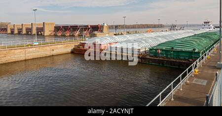 Illinois City, Illinois - A tugboat pushes barges containing corn and soybeans through Lock & Dam No. 16 on the upper Mississippi River. Stock Photo