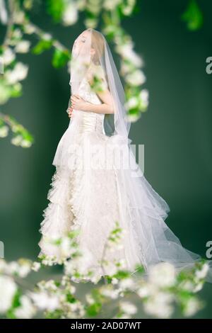 Portrait of a beautiful bride with veil covering face Stock Photo - Alamy