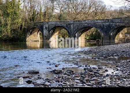 Detailed Late Winter View Looking Up the River Torridge, Through the Arches of Historic Rothern Bridge With Low Water and Reflections: Torrington. Stock Photo