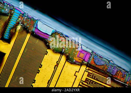 Damaged computer RAM module. Light micrograph of a break in the chip of a 128 megabyte PC-100 series synchronous dynamic random-access memory (SDRAM) Stock Photo