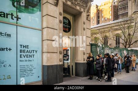 Excited shoppers line up outside the “Beauty Event” sample sale in the NoMad neighborhood of New York on Monday, November 25, 2019. Various brands of beauty products were represented at the sale including the popular Dr. Jart+. (© Richard B. Levine) Stock Photo