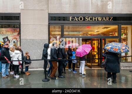 Excited shoppers line up outside of FAO Schwarz in Rockefeller Center in New York on Sunday, December 1, 2019. (© Richard B. Levine) Stock Photo