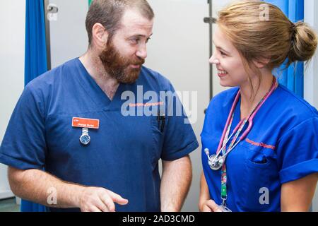 This is a real situation. Image not to be used in a defamatory context. A&E nurses. Nurses discussing a patient in the Accident and Emergency (A&E) de Stock Photo