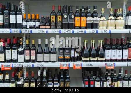 Tyumen, Russia-August 27, 2019: large selection of alcoholic beverages on the shelves of a supermarket. Stock Photo