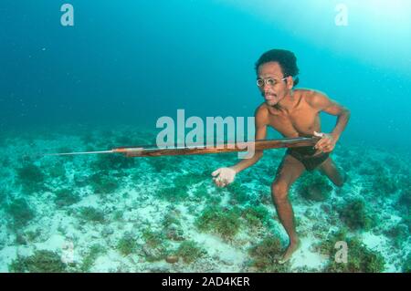 Spear fishing, Malaysia. Bajau sea gypsy spearfisherman freediving and  walking on the seabed hunting for fish with a home-made speargun. The Bajau  peo Stock Photo - Alamy