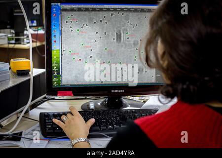 A researcher engaged in magnetic sequencing of DNA (deoxyribonucleic acid). This technology involves the conversion of sections of DNA molecules into Stock Photo