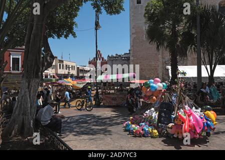 stalls at the street festival in the plaza de la Independencia the merida en domingo merida on sunda Stock Photo