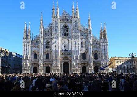 Milan, crowds of visitors in front of the facade of Milan Cathedral Stock Photo