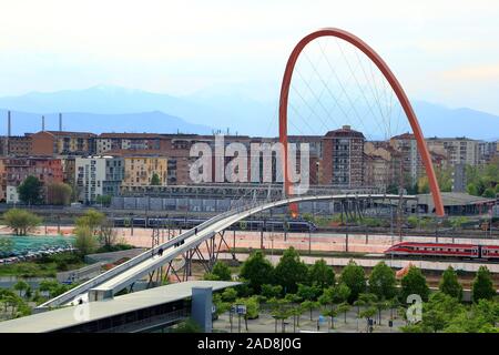 Turin, Italien, Bahnhof Lingotto, Arco Olympico und Passerella Olympica, ETR Frecciarossa 1000 Stock Photo