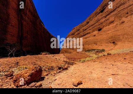 Walpa Gorge Walk through the Olgas is an iconic part of outback Australia. Kata-Tjuta National Park, Northern Territory, Australia Stock Photo