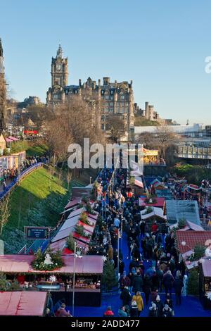 Crowds in Edinburgh Christmas market and Balmoral Hotel on Princes Street. East Princes Street Gardens. Edinburgh, Scotland Stock Photo