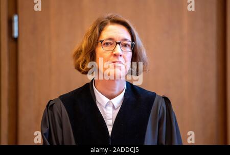 Detmold, Germany. 04th Dec, 2019. Sabine Diekmann, presiding judge, enters the hall of the district court Detmold. The public prosecutor's office in Detmold accuses the accused of 'driving licence king' Herbrechtsmeier of 505 cases of fraud which allegedly led to a total loss of almost 650,000 euros. Credit: David Inderlied/dpa/Alamy Live News Stock Photo